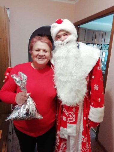 Дед Мороз с мешком сладких подарков и пожеланиями здоровья и благополучия в новом году посетил ветеранов предприятия