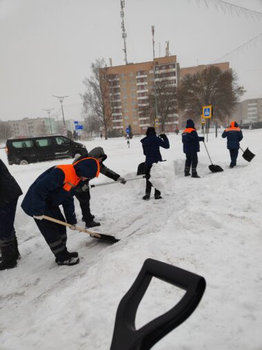 Уборка улиц и пешеходных дорожек города от снега