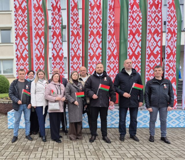 Верность традициям: сотрудники Сморгонского РУП «ЖКХ» отметили День Государственного герба, Государственного флага и Государственного гимна